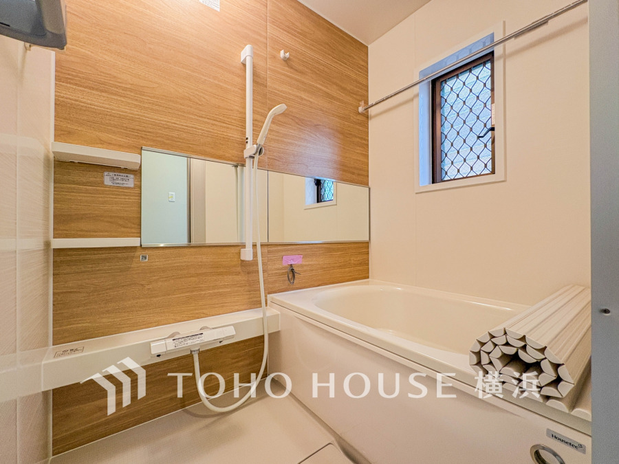 ◆質感が奏でる時間◆柔らかな風合いの木目調のパネルと流麗なデザインの浴槽が高級感を感じる浴室。疲れを癒す場所だからこそ心も体もオフになる時間をお楽しみ下さい。