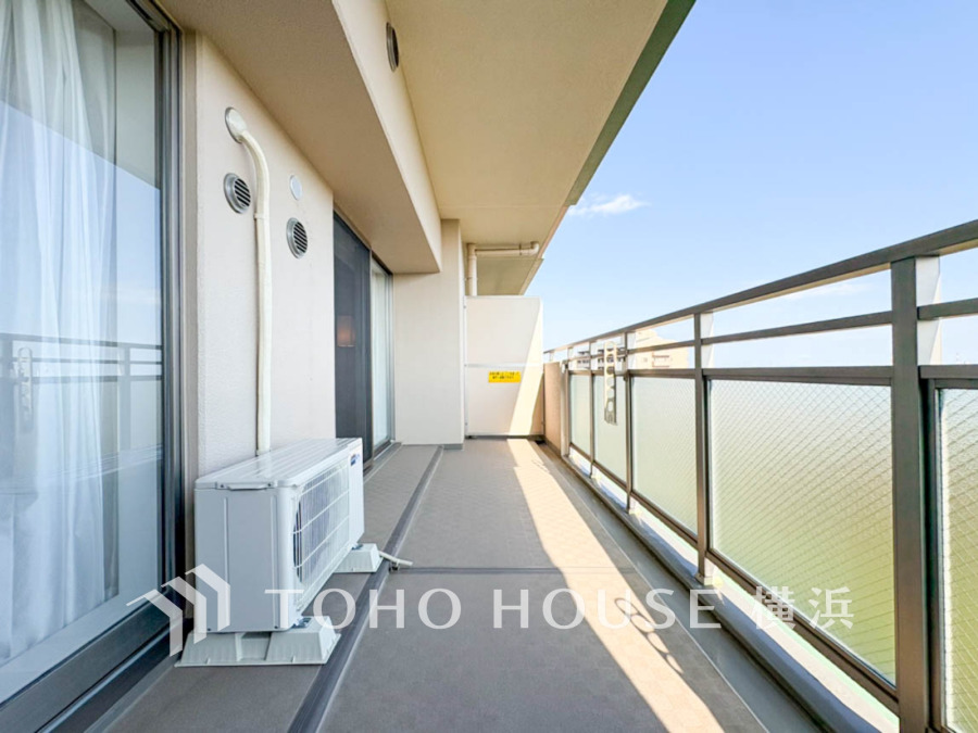 たっぷりの陽光が差し込むバルコニー。健やかな暮らしを守る太陽の恵みを存分に享受できます。爽やかな風と暖かな陽射しが紡ぐハーモニーが日々の暮らしのBGMになることでしょう。