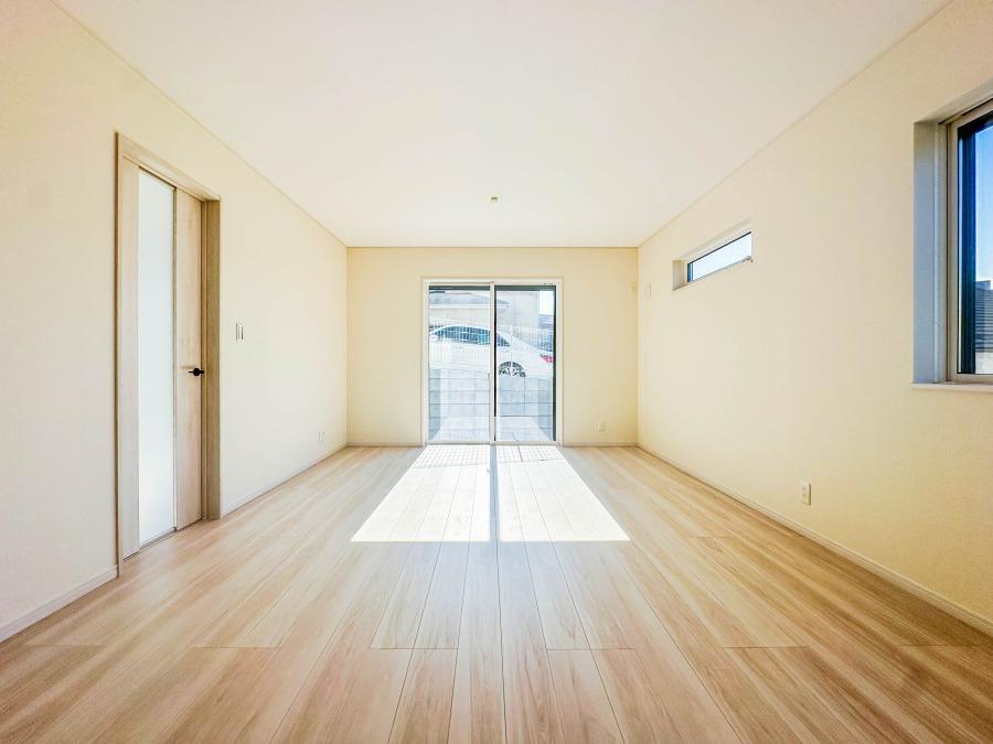 ここにはみんなが集い、食事と楽しい会話が始まる。話に夢中になりすぎて、ついつい時を忘れてしまう。そんな束の間の幸せを感じさせてくれる場所。