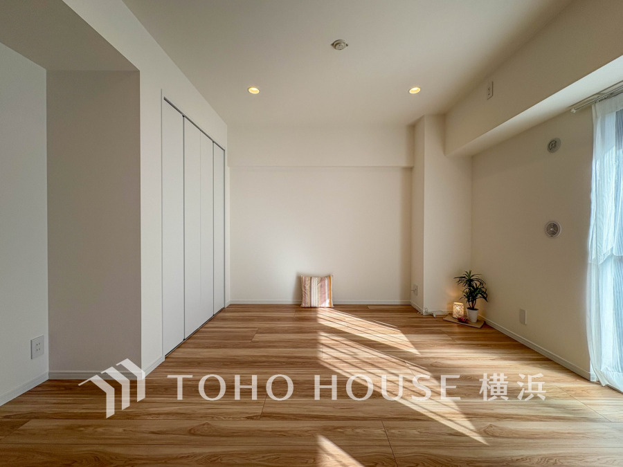 大きな窓からたっぷりと陽光が注がれる明るい空間。家族の成長に対応できる永住仕様の間取り。時を忘れて過ごす場所として過ごせるお部屋。