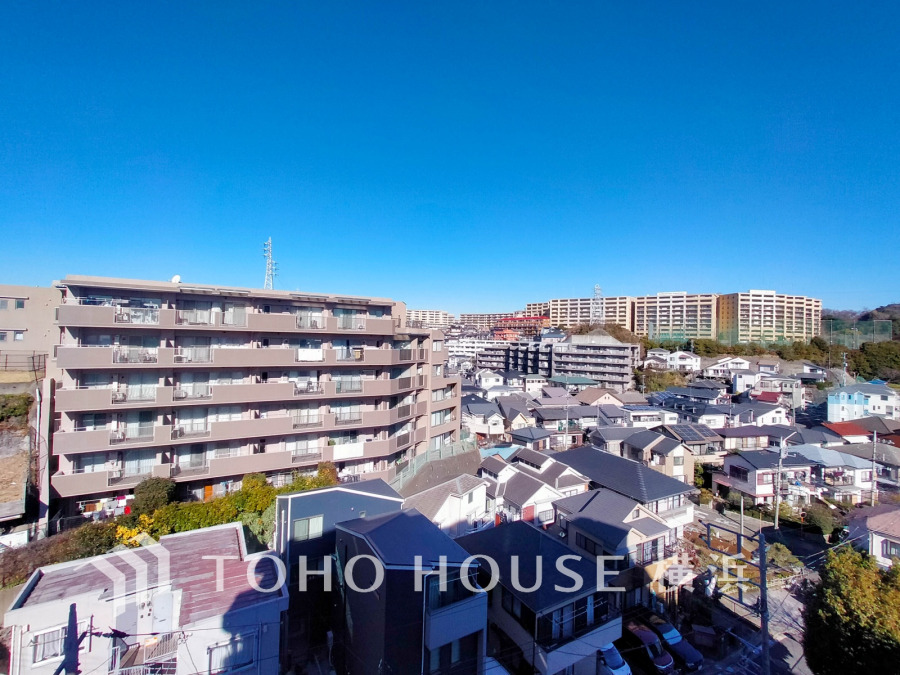 陽光あふれる広々バルコニー。開放感ある眺望と心地よい風を感じられる快適な屋外空間です。