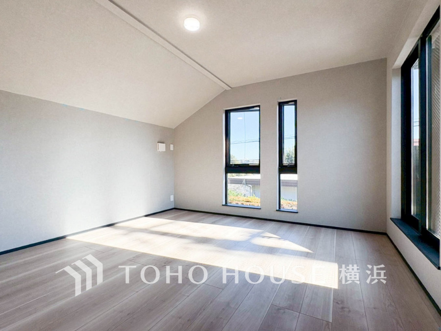 穏やかな風と陽光を導き、プライバシーに配慮された設計プランを採用し、居住性を一段と心地よいものにしています。明るく開放的な空間を演出しております。