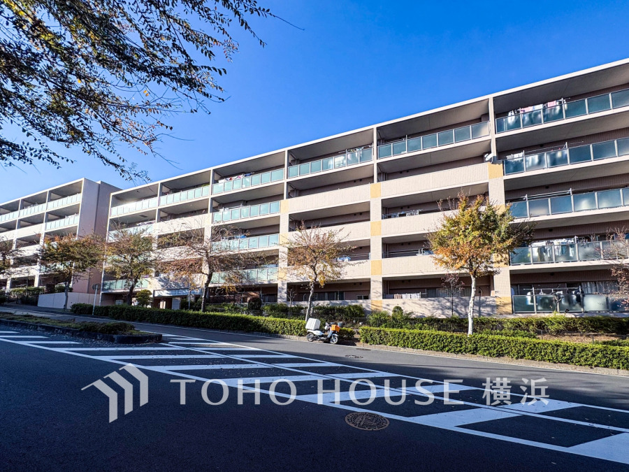 陽当たり良好な6階建てマンション。風を感じ青い空から太陽の恵みを感じる温もり溢れる佇まい。
