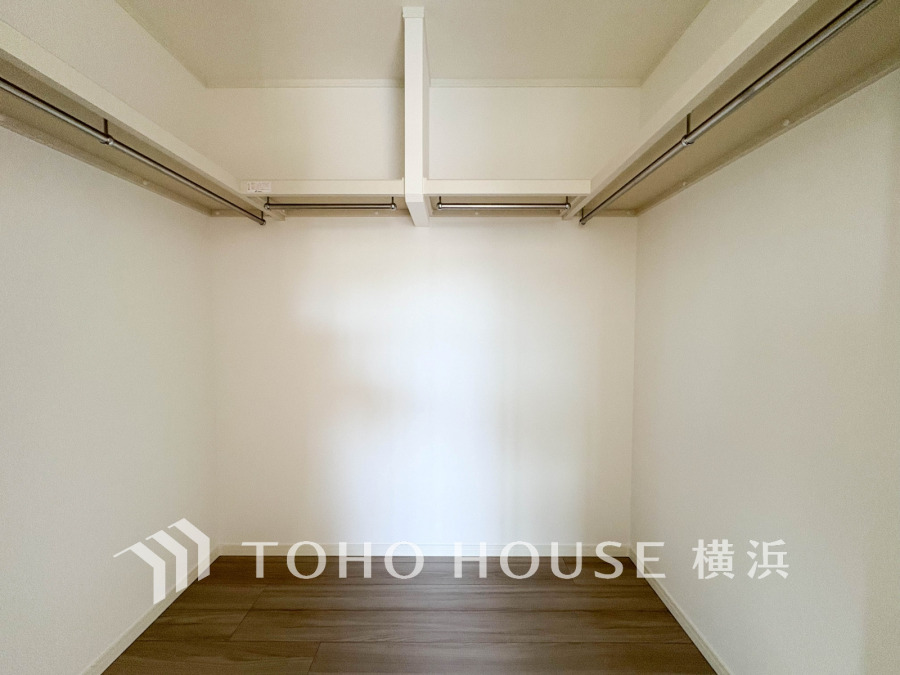 たっぷりとした収納スペース・ウォークインクローゼット。その収納力は是非ご自身の目でお確かめください。冬物のコートやスーツなど、大切なお洋服を皺なく収納できます。