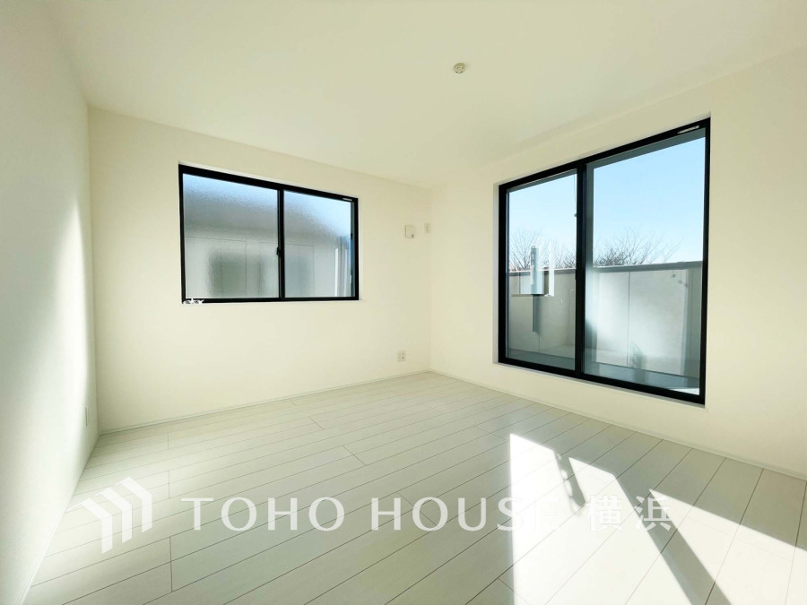 ひとりの時間をゆったり過ごしたり、静かな環境で趣味に打ち込んだり、自分時間を快適に過ごすプライベートルーム。大きな窓で彩られた空間は、心地よい風と伸びやかな眺めを愉しむ特等席に。