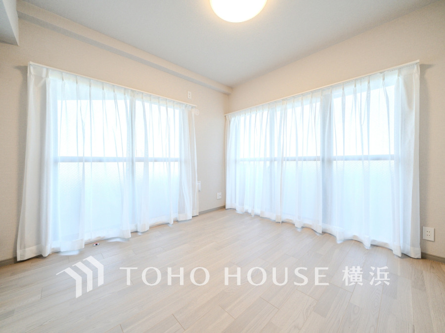 ２面採光の明るく爽やかな空間。プライベートな自分時間を快適に過ごせるお部屋です。
