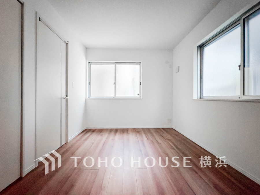 二面採光で明るく風通しの良い洋室。シンプルな内装で家具配置も自由自在です。