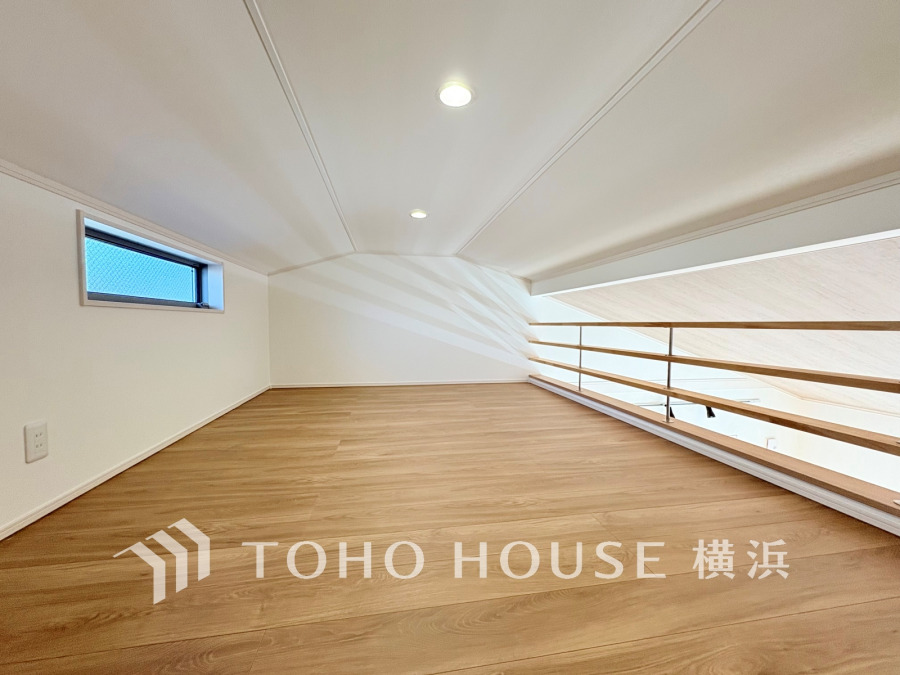 固定階段を上ると、天井の有効スペースを活用した開けたロフト空間が。季節物や思い出の品の収納場所、お子様の遊び場として、など…。あると嬉しい大空間です。
