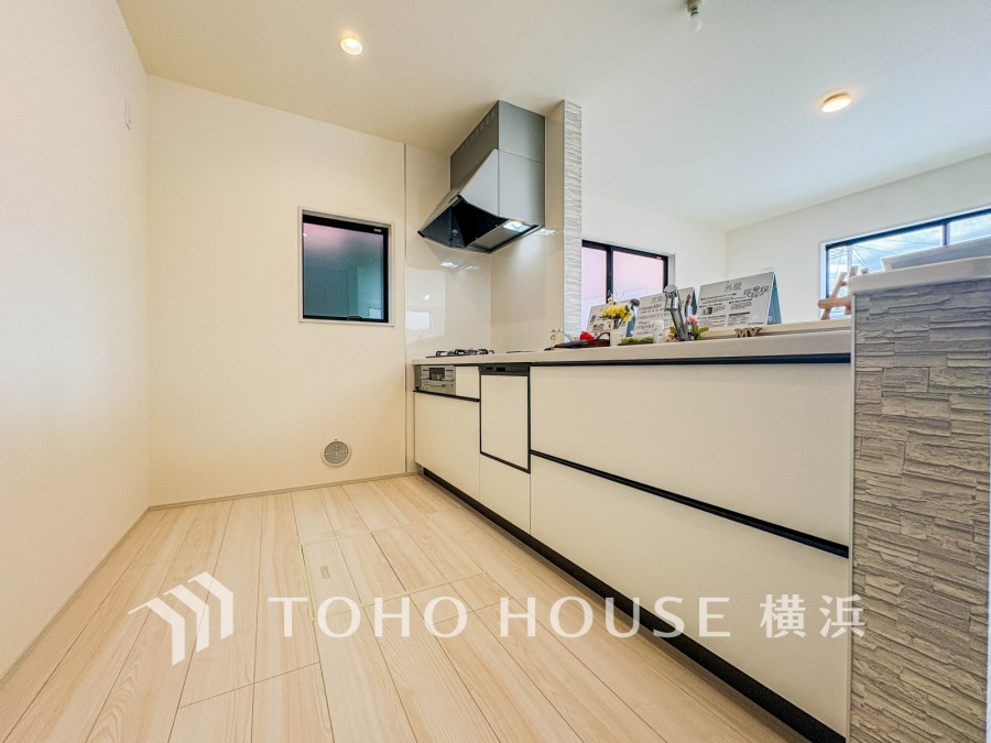 広く取られた対面キッチンは、リビングで寛ぐご家族と会話をしながらお料理が出来ます。高級感のあるカラーで空間をより上質な雰囲気にした、清潔感のあるデザインです。