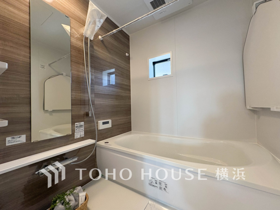 上質が感じられる質感とカラーリングで、清潔な空間美を実現。一日の疲れが癒される優雅なバスタイムを堪能できるゆとりあるバスルームです。