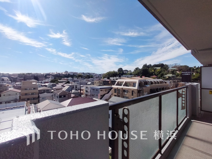 陽射しとともに、少しずつ装いを変える街の景観から、星空が地上に映りこむかのような夜景の煌きまで、この街ならではの美しい風景。