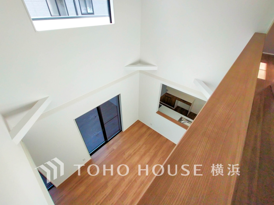 開放的な吹き抜け空間は窓から光が差し込む明るい空間です。