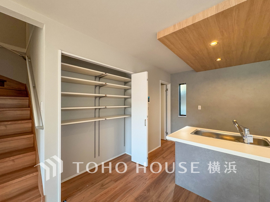 長期保存できる缶詰や調味料などの食品類の他、かさばるペーパーやラップ類をまとめて収納しておけるパントリー。キッチンまわりの掃除用具などを置くのにも便利ですね。