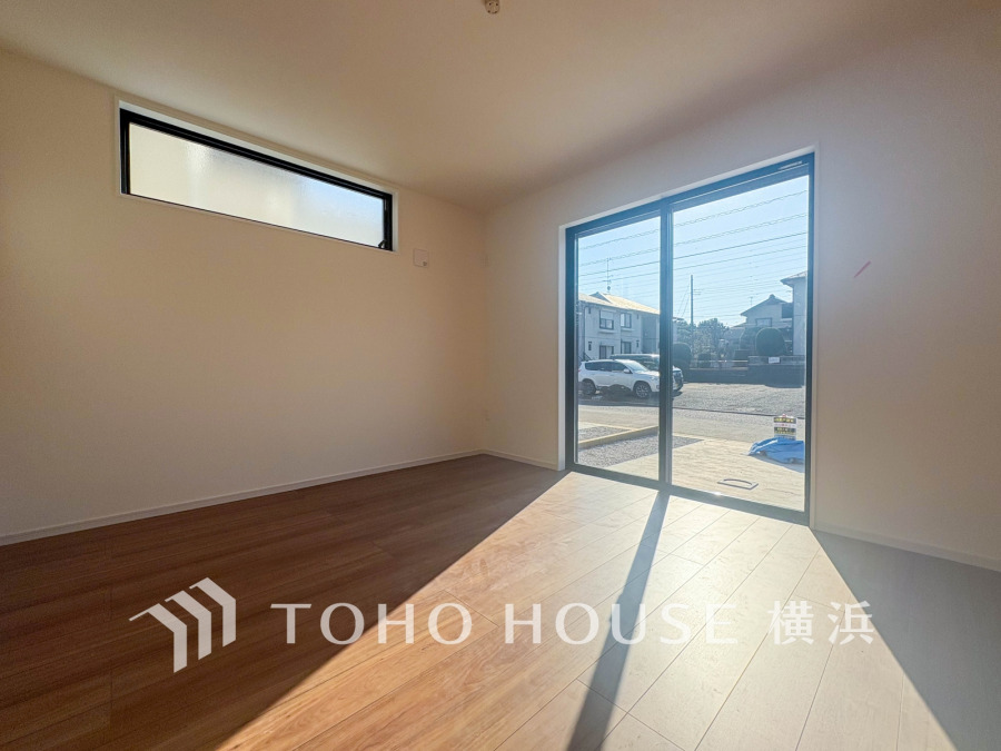 大きな窓からたっぷりと陽光が注がれる明るい空間。家族の成長に対応できる永住仕様の間取り。時を忘れて過ごす場所として過ごせるお部屋。