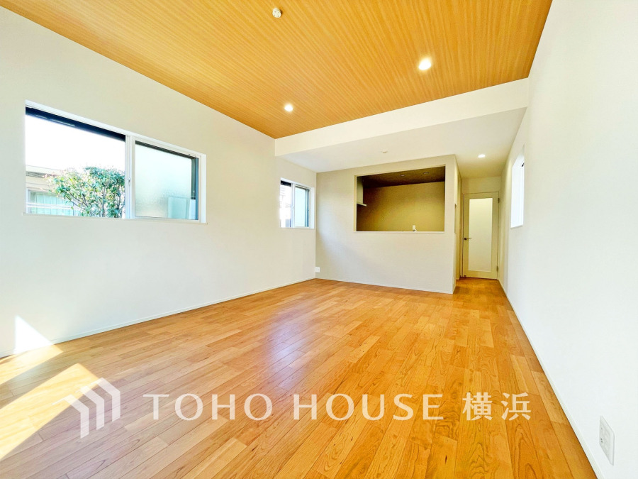 柔らかな光が広がり、デザインされた美しい内装が織り成す家族の集う場所。楽しい会話やさまざまな時が織りなすご家族の時間が丁寧に紡がれていく大切な空間。