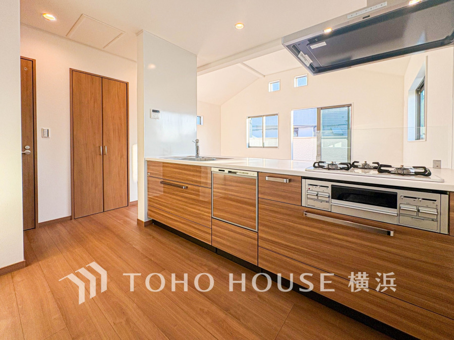 食洗機、浄水器付き。美しさと機能性がひとつになったキッチンです。
