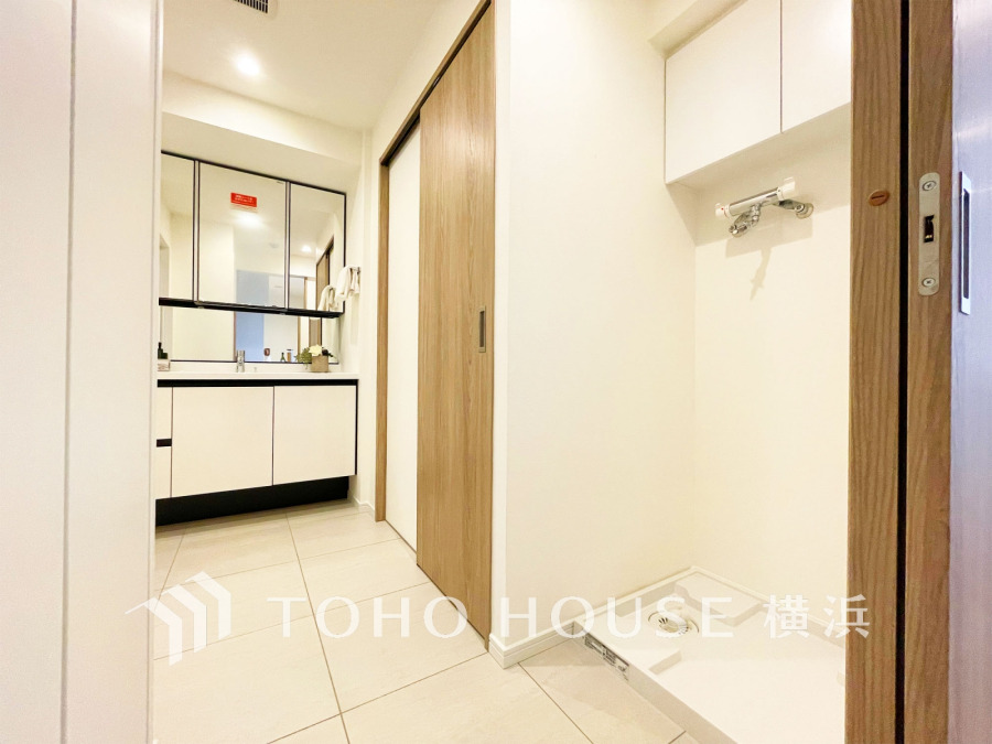 ゆったり落ち着いてお使い頂ける広さが魅力の洗面所。収納も充実しています。
