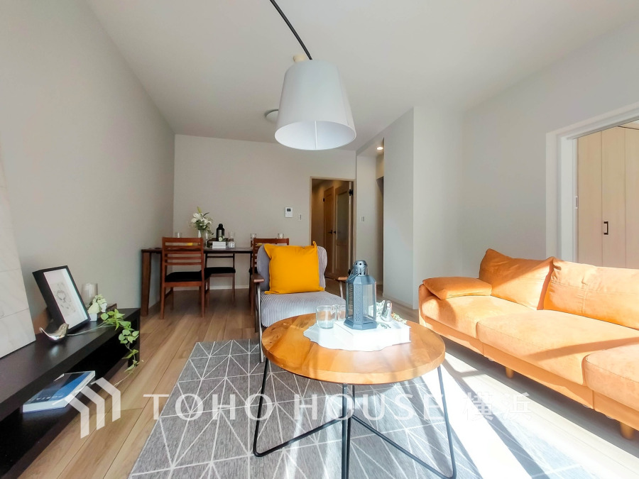 柔らかな光が広がり、デザインされた美しい内装が織り成す家族の集う場所。楽しい会話やさまざまな時が織りなすご家族の時間が丁寧に紡がれていく大切な空間。