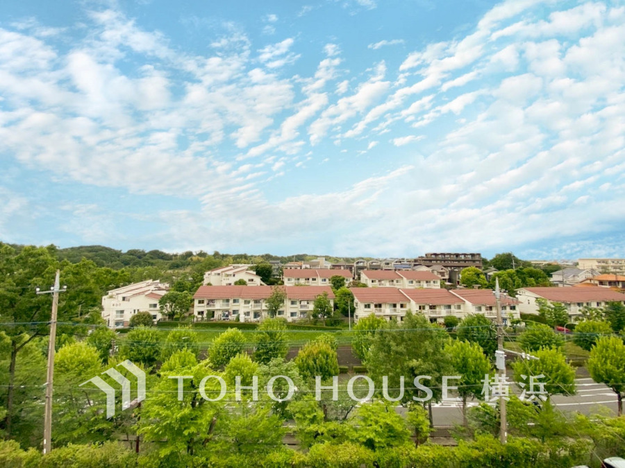 伸びやかな景色が広がる眺望に、心も体もパワーがみなぎる。忙しい日常を忘れ去り、ほっと一息つく時間。青い空がより青く・広く感じられる、そんな環境に包まれたお住まいです。