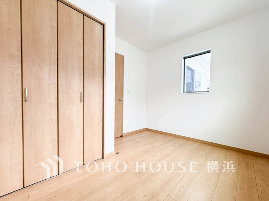 大きな窓からは快適な光を取り入れ、通気性能を上げる事で居心地の良い空間を演出します。多くの時間を過ごす住まいだからこそ、いつも快適な場所であるように心掛けています。