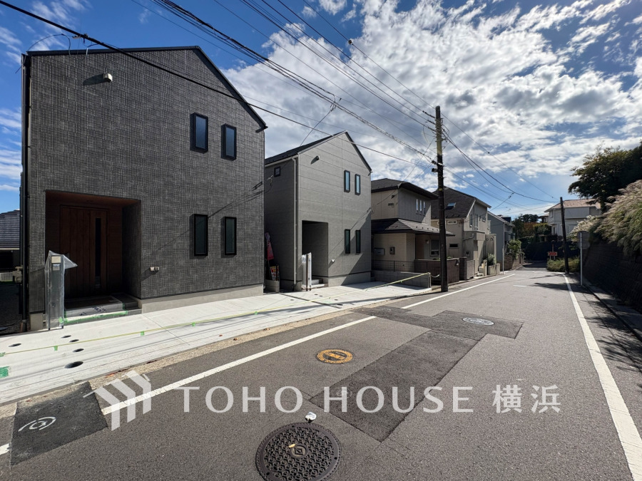 閑静な住宅街に佇むモダンな新築戸建。駐車スペース完備で快適な暮らしを実現します。日当たり良好な立地です。