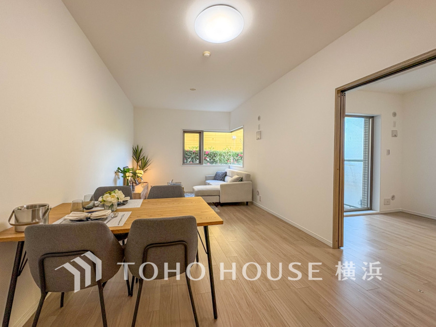 リビングに隣接した洋室の引き戸を開け放して空間を共有しながら開放的に使うこともできます。
