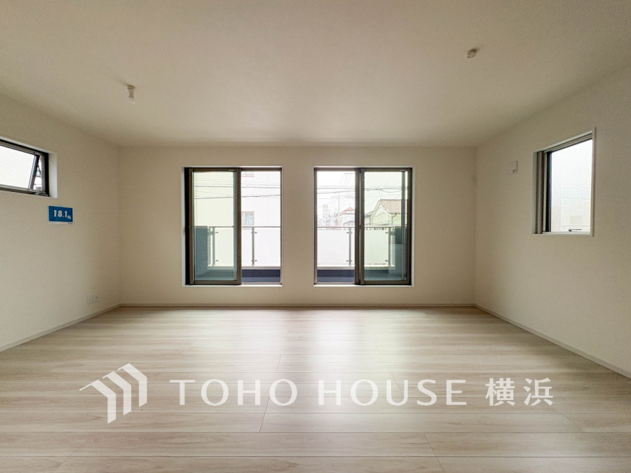 明るい自然光がたっぷりと広がる、ゆったりとした18.1帖のリビング。シンプルで使いやすい空間設計です。