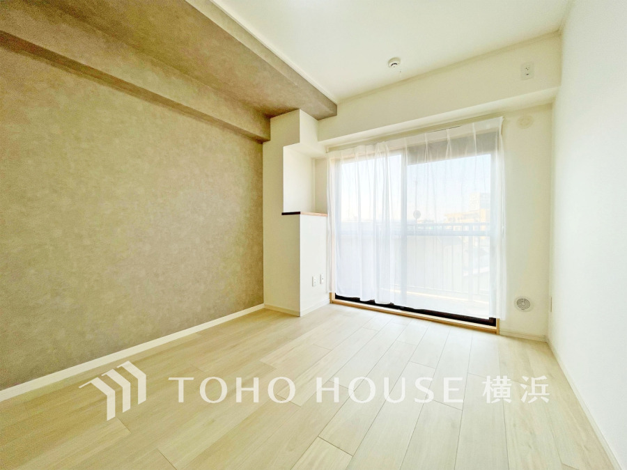 バルコニーに面した明るい洋室。穏やかな陽射しが、ゆったりとした寛ぎの時間を包みます。
