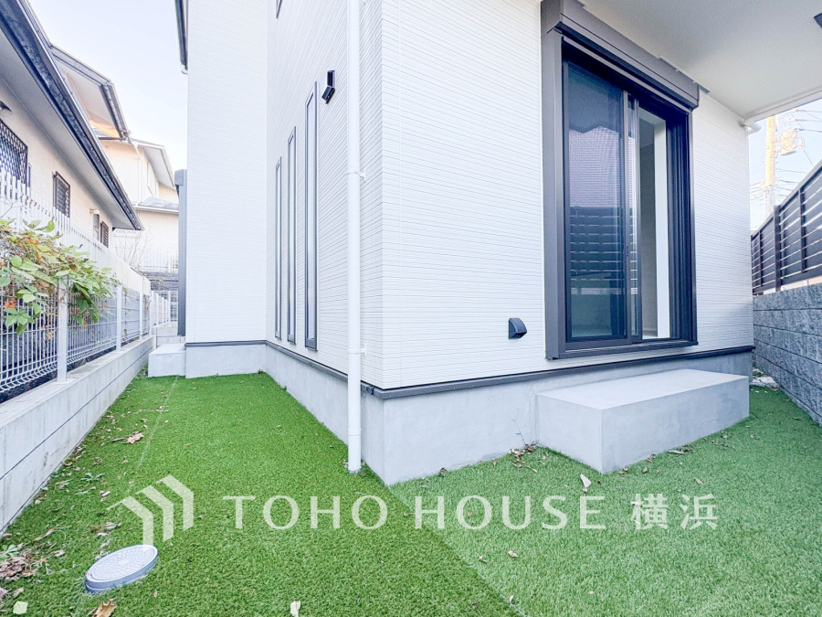 手入れのしやすい人工芝のお庭付き。プライバシーも確保された快適な住空間です。