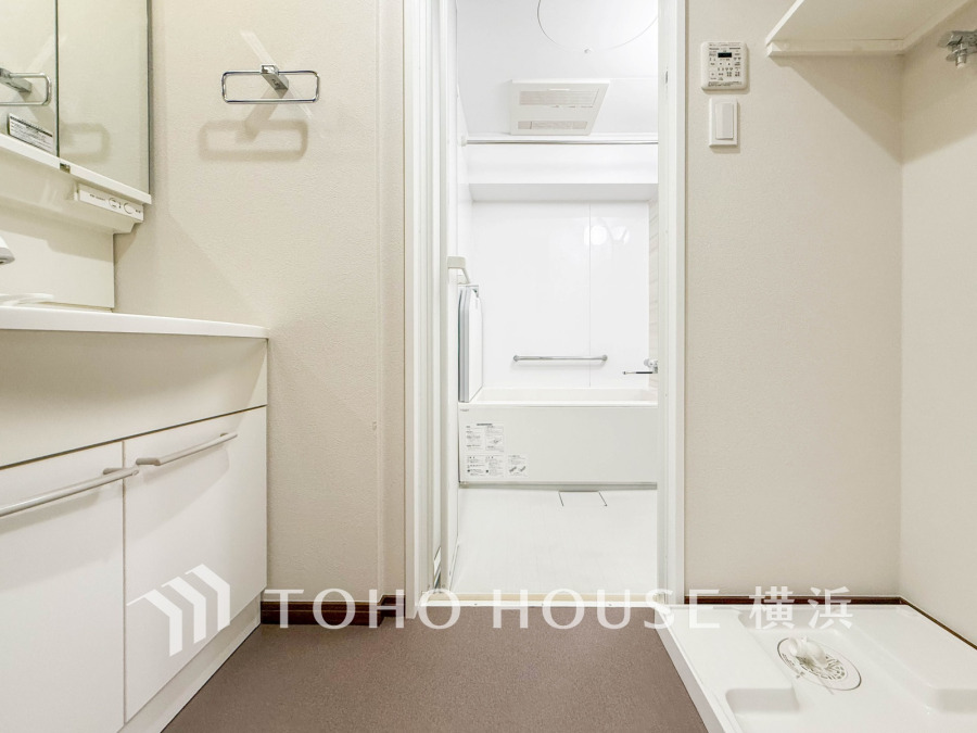 清潔感あふれる洗面所とバスルーム。収納豊富で使い勝手の良い水回り空間が毎日の暮らしをサポートします。