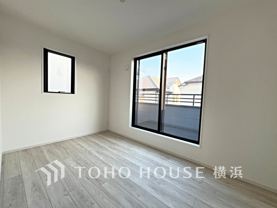 穏やかな風と陽光を導き、プライバシーに配慮された設計プランを採用し、居住性を一段と心地よいものにしています。明るく開放的な空間を演出しております。