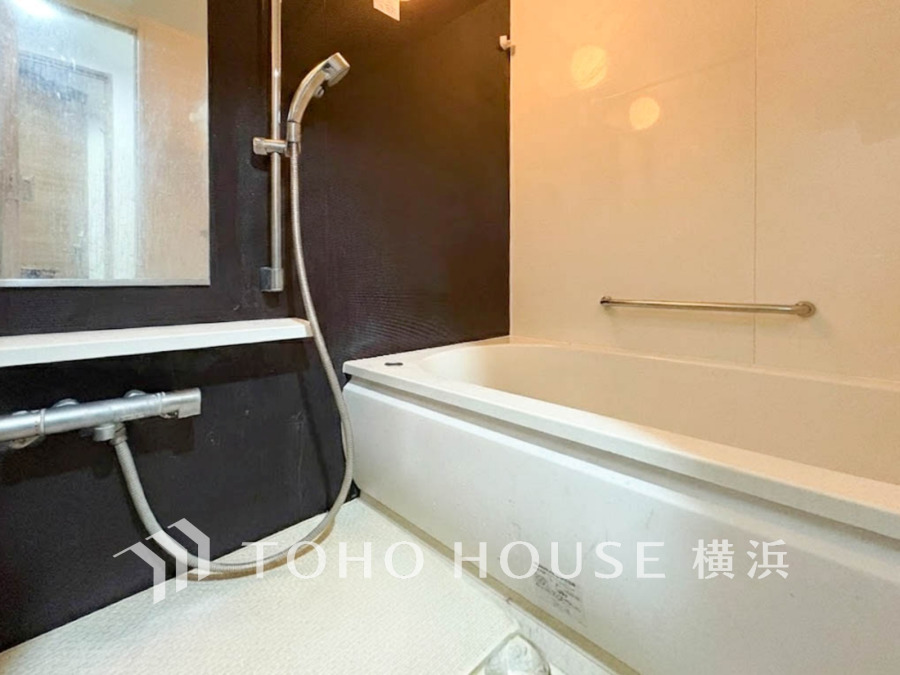 清潔感あふれるバスルームは、落ち着いた配色でゆったりとした入浴時間を演出します。手すり付きで安心です。