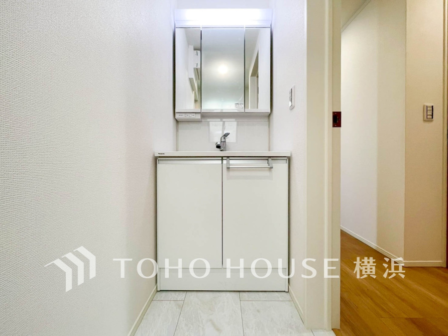 十分な大きさの洗面台は、身だしなみチェックや歯磨きなど、朝の慌ただしい時間でも余裕とゆとりを感じて頂けます。