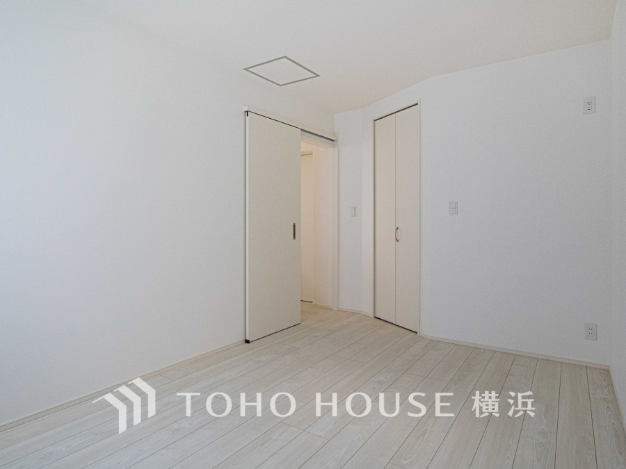 穏やかな風と陽光を導き、プライバシーに配慮された設計プランを採用し、居住性を一段と心地よいものにしています。明るく開放的な空間を演出しております。