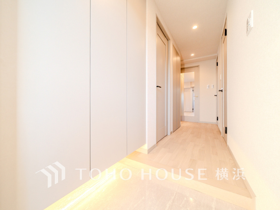 豊富な収納を確保した玄関スペース。白を基調とした明るく清潔感溢れる空間です。
