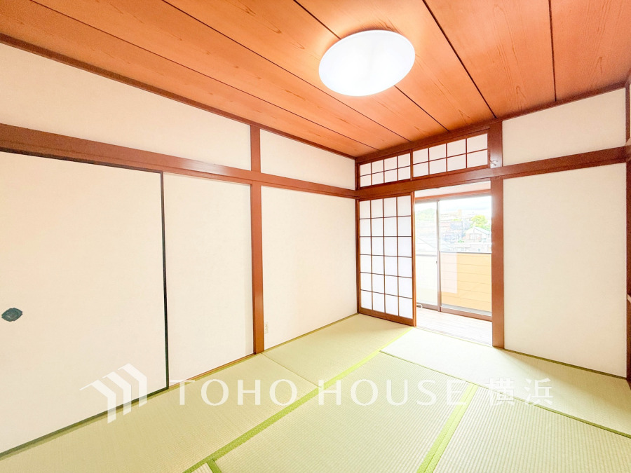 伝統的な日本情緒のある、温かみと落ち着きが感じられる和室です。来客時や一息つきたいときなどに利用できる用途多様な空間です。