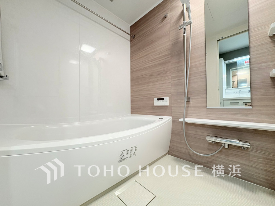 上質が感じられる質感とカラーリングで、清潔な空間美を実現。一日の疲れが癒される優雅なバスタイムを堪能できるゆとりあるバスルームです。