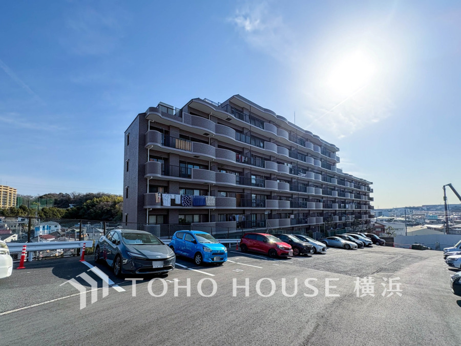 風を感じ青い空から太陽の恵みを感じる温もり溢れる佇まい。住む人を映し出す洗練された佇まいは、いつまでも輝き続けながらいつしか街の風景に溶け込んでいきます。