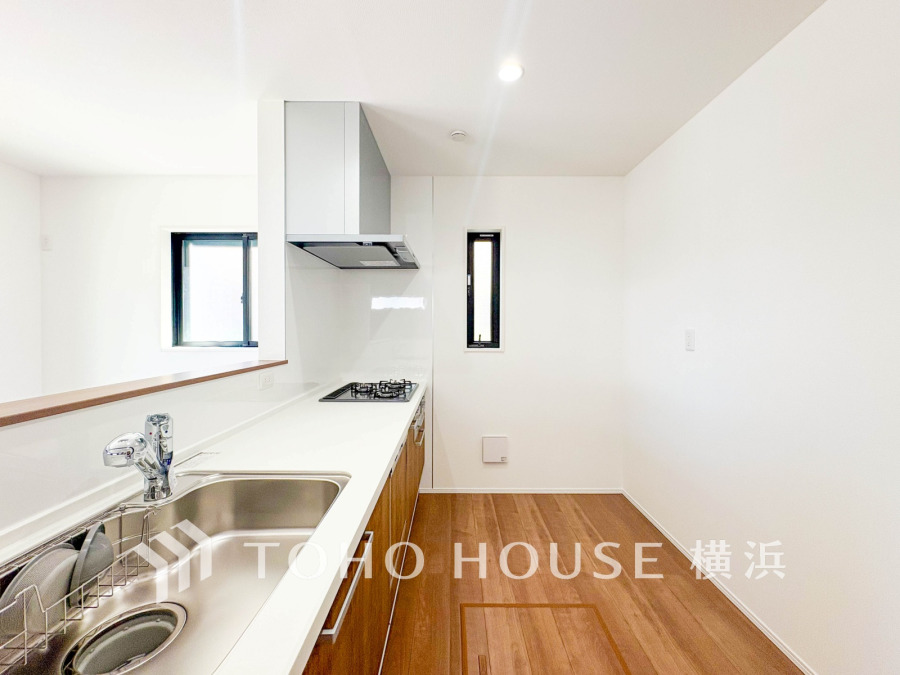 手元の収納から、足元の収納までが全てスライド式で、奥のスペースまで有効に活用できます。奥まで上から見渡せるので、たまにしか使わない調理器具もサッと取出せます。