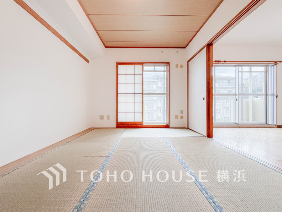 リビングに隣接する6帖の和室は開け放して、開放的に利用することも可能です。