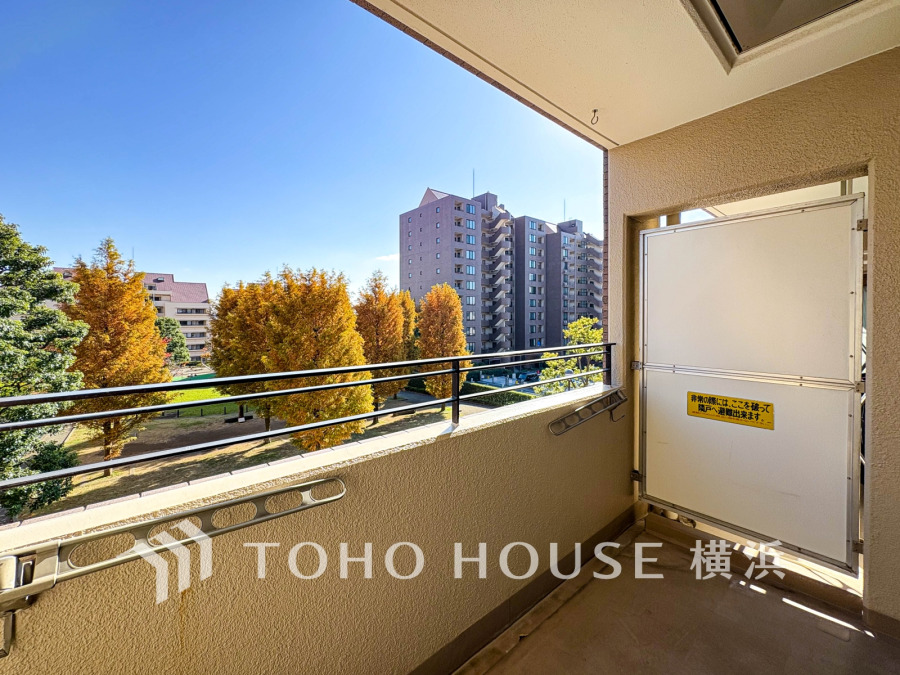 陽光あふれるバルコニーからは美しい街並みと四季を感じる緑豊かな景色が広がります。