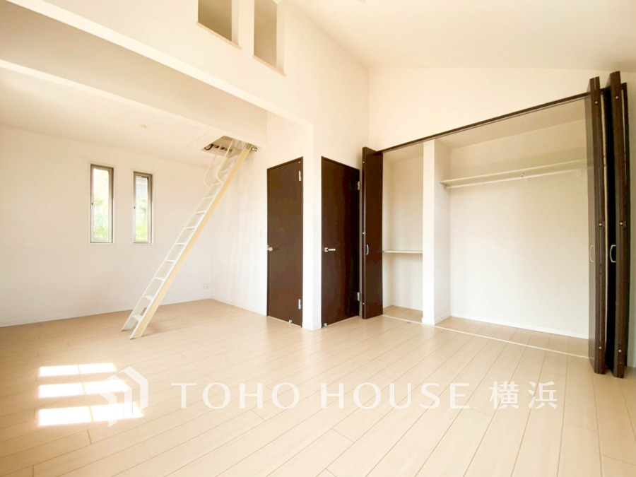 シックな色調とともに、通風・採光や使い勝手にもこだわりが見える、居住空間として高い基本性能が備えられたプライベートルームです。