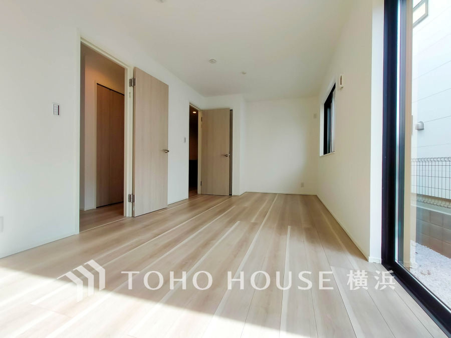 バルコニーに面した明るい洋室。穏やかな陽射しが、ゆったりとした寛ぎの時間を包みます。
