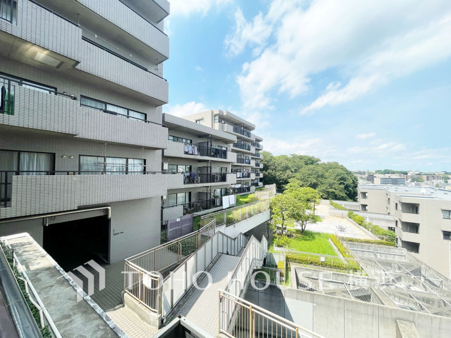 公園隣接の閑静な住環境です