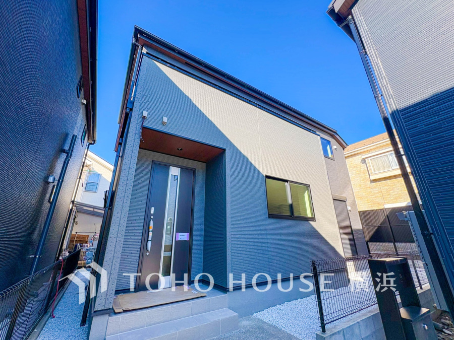 シンプルでモダンな外観が魅力の新築戸建。閑静な住宅街に位置し、快適な暮らしを実現します。