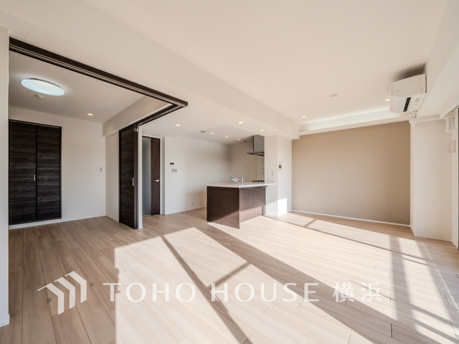 豊かな光が床材を照らしだすひと時、この場所には落ち着きと上質な空気感が流れます。ご家族やお友達との時間など、多くの時を刻む空間。何気なく過ぎる時でさえも上質なひと時となる快適な空間を目指して。