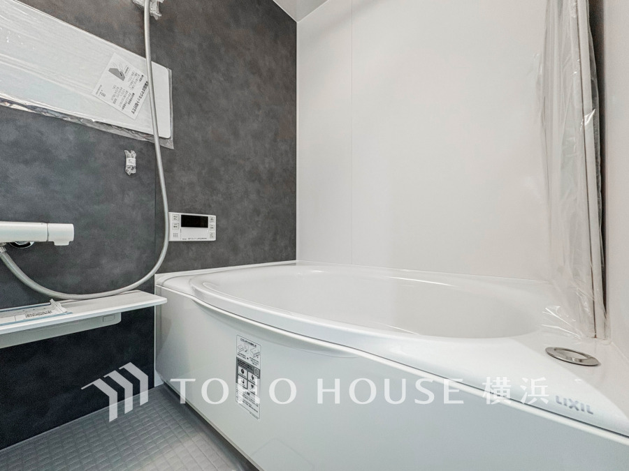 上質が感じられるカラーリングで、清潔な空間美を実現。一日の疲れが癒される優雅なバスタイムを堪能できるゆとりあるバスルームです。