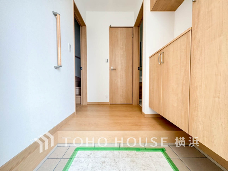 清潔感溢れる玄関がお出迎えする本邸宅の物語は、ここから始まる日常を期待させます。この場所には「希望」と「優越」で包み込んでくれる「特別」な空間があります。