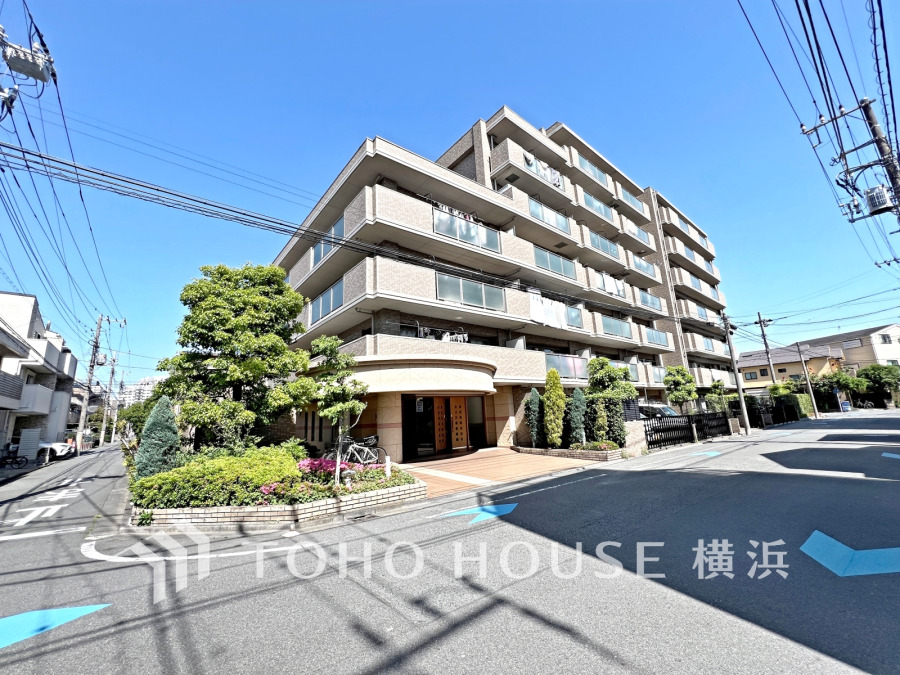 穏やかな風と陽光を導き、プライバシーに配慮された設計プランを採用し、居住性を一段と心地よいものにしています。周辺環境とのコラボレーションにより明るく開放的な空間を演出。