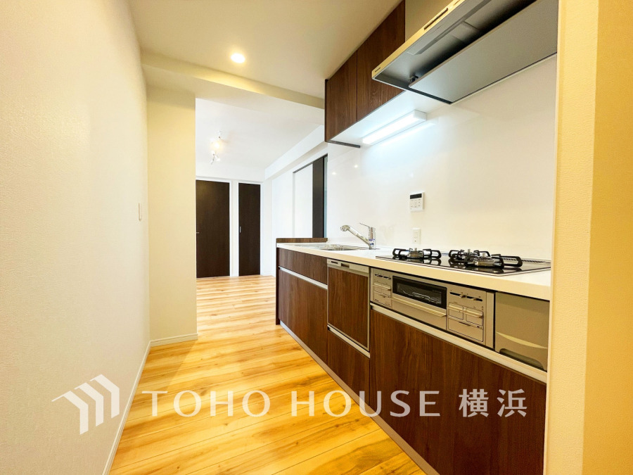 食卓から家族の賑やかな会話が聞こえてきそうな雰囲気が醸し出された半独立型タイプのキッチンでリビングと一体感を感じる動線の間取りタイプです。